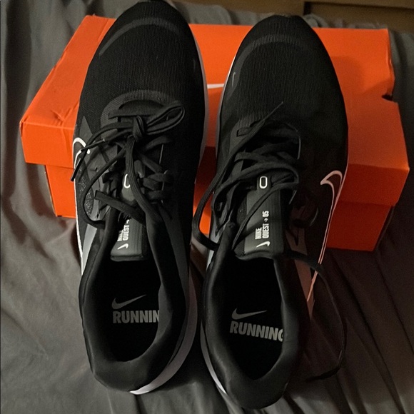 Nike Black and White Running Sneakers - Picture 5 of 6